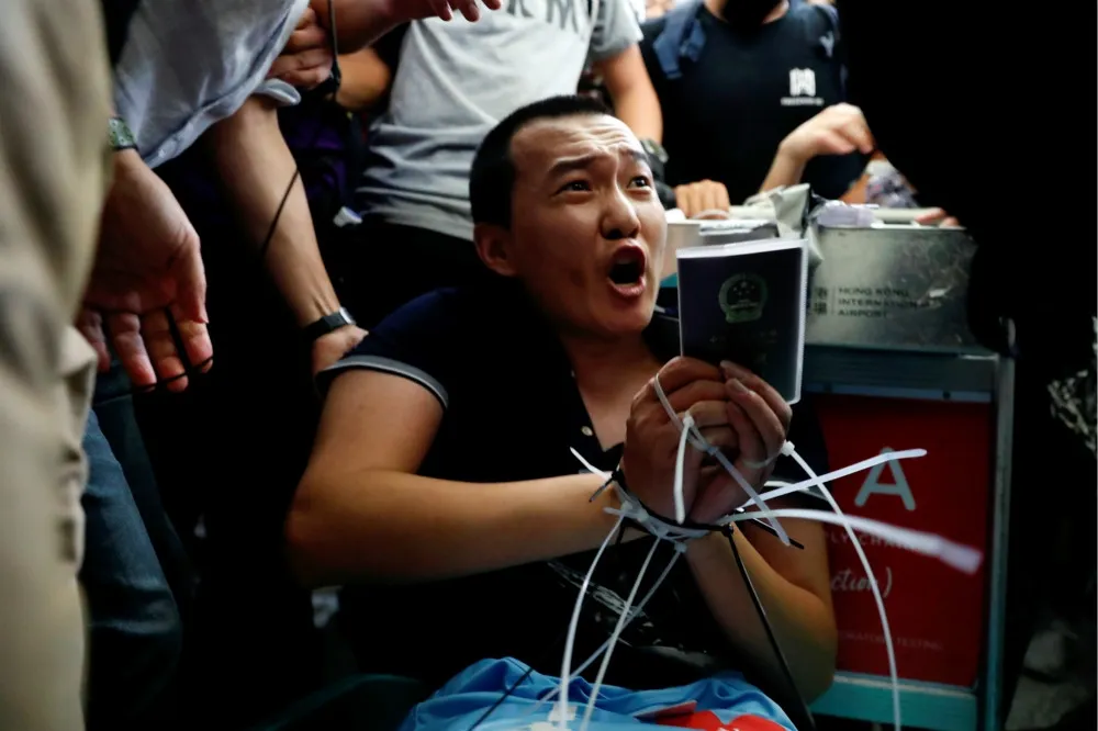 【香港反送中】《環時》記者遭示威者捆綁雙手　香港機場再陷一夜騷亂