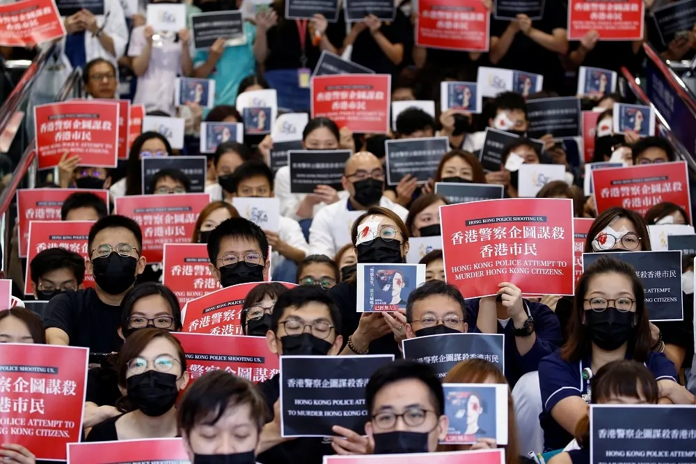 【香港反送中】13間醫院逾千名醫護人員靜坐抗議　譴責「港警企圖謀殺市民」