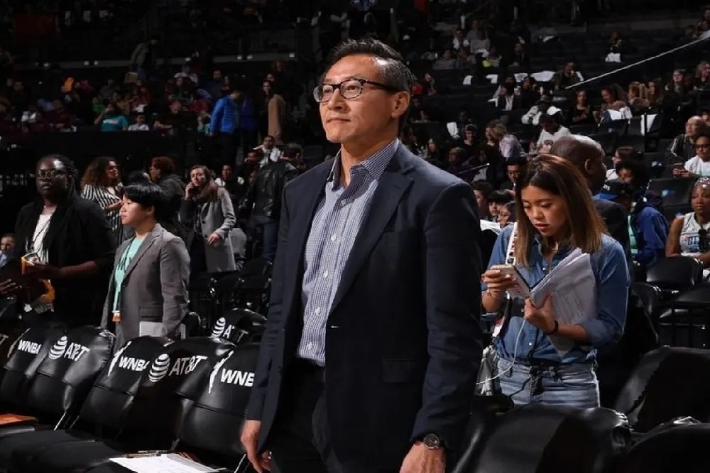 【NBA首位台裔老闆】阿里巴巴副主席蔡崇信出手　台幣735億收購籃網隊