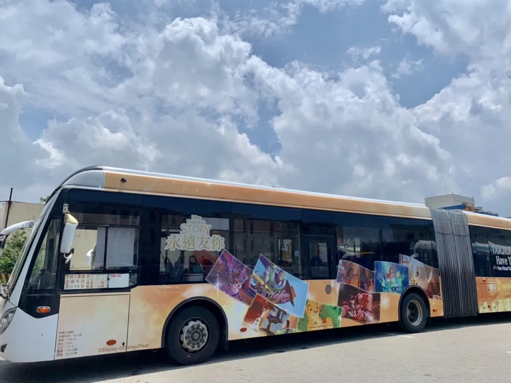台中獨家 全國首輛迪士尼彩繪雙節公車上路