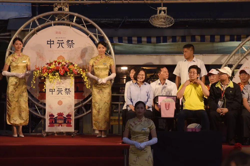 【直播】基隆中元祭放水燈登場　林右昌陪蔡英文徒步遊行