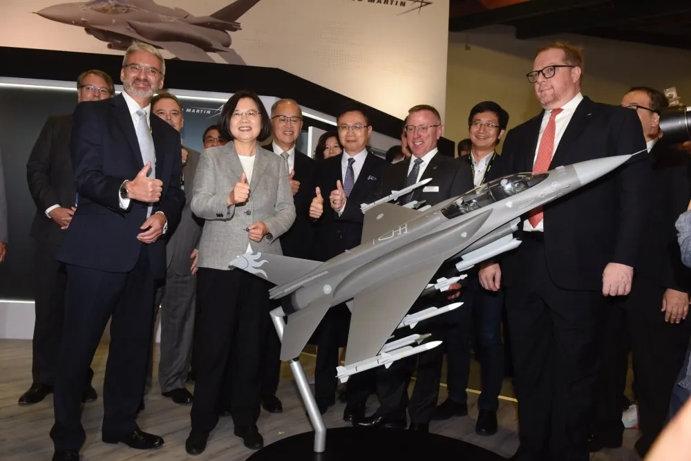 【體驗才過癮】蔡英文模擬駕駛F-16V戰機　發射「空對空飛彈」摧毀目標