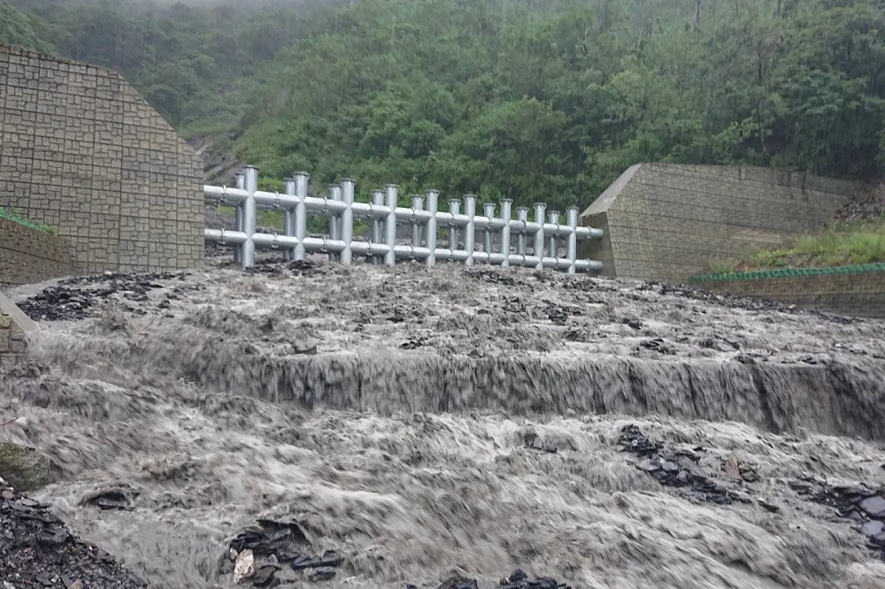 【雨勢再升級】高雄、嘉義山區發布大豪雨警告　屏東出現大雷雨
