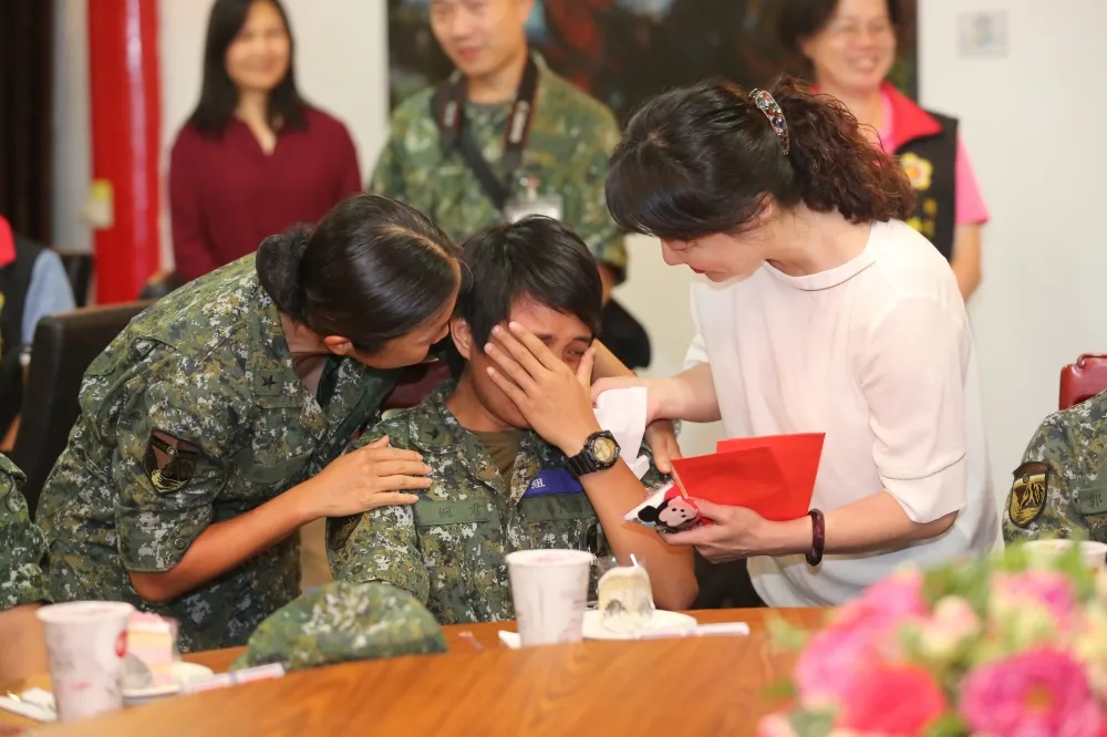 有洋蔥！首赴前線馬祖勞軍 林智堅播放神秘影片「媽媽的話」一秒惹哭離島官兵