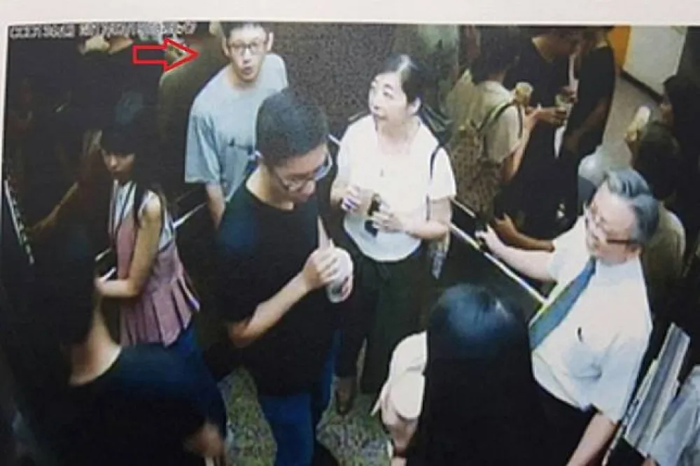 【監視器畫面曝光】徐志榮助理連闖三關　帶丟水球實習生進立院
