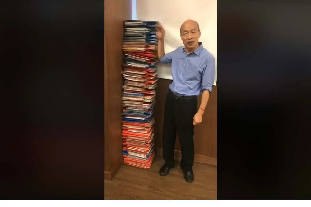直播曬「公文堆」　韓國瑜叫陣蘇揆：批的公文越多就越認真？