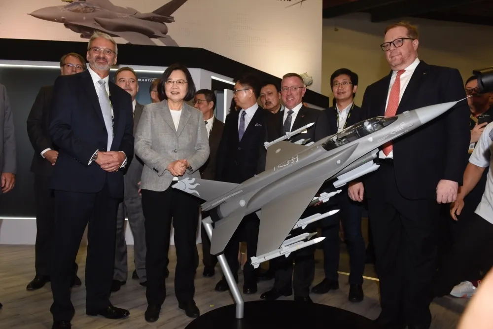 美軍火商洛馬精心布局航太展　阿美族太陽神塗裝F-16V尾翼