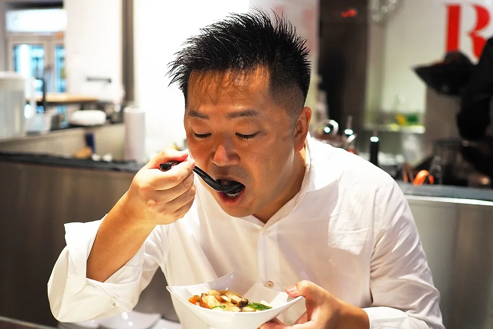【有片】「透明醬油」這裡吃得到！金葉紅廚新菜登場　讓你在美食街也能吃到功夫菜