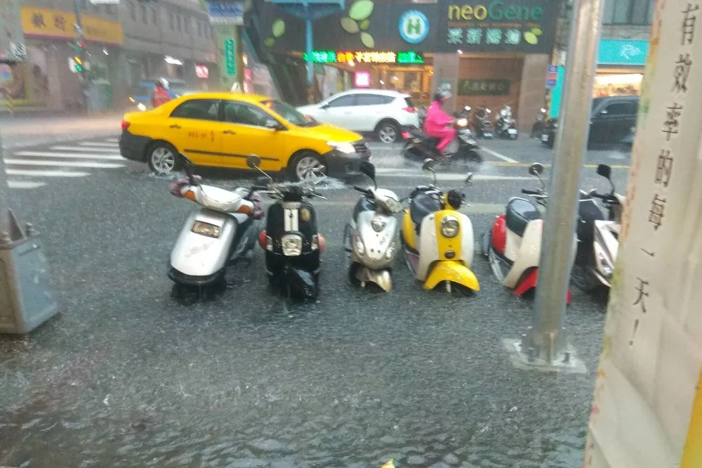 【大雨突襲】新北三重九路段積水　道路瞬間水花四濺淹成河