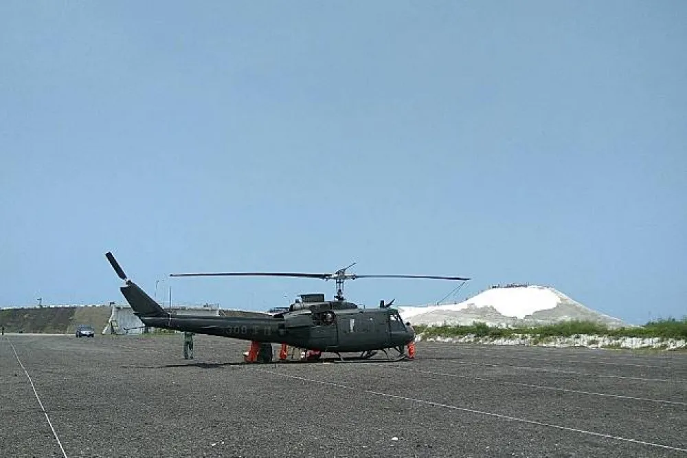 陸軍直升機「油壓警示」迫降七股鹽山　人機均安