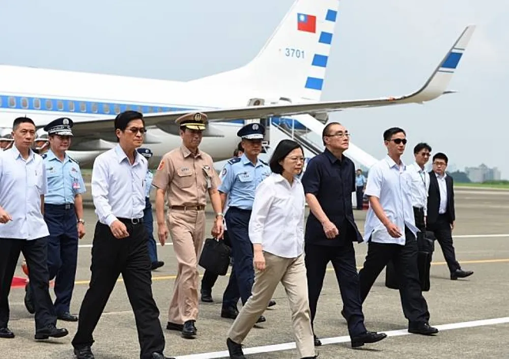 空軍443聯隊伴飛監控「轟六」　小英讚： You are the best！