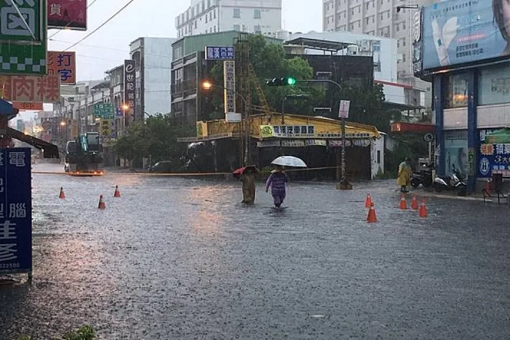 【尼莎襲台】暴雨狂炸屏東　5 輛國光客運被水圍攻拋錨55人受困