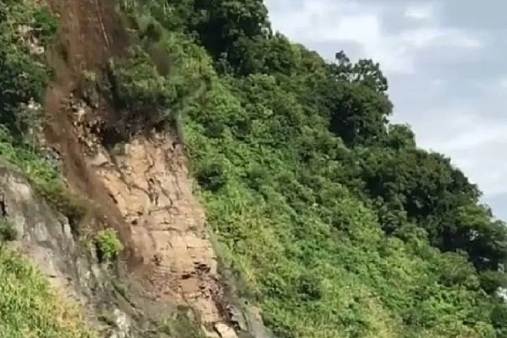  南投信義鄉台21線坍方　60秒土石滑落瞬間驚險直擊