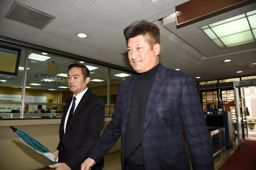 【中信國寶弊案】辜仲諒涉掏空近百億一審無罪　朱國榮判12年4月