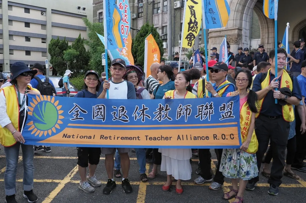軍公教年改釋憲一口氣公布　退員任私校不能領退休俸「違憲」