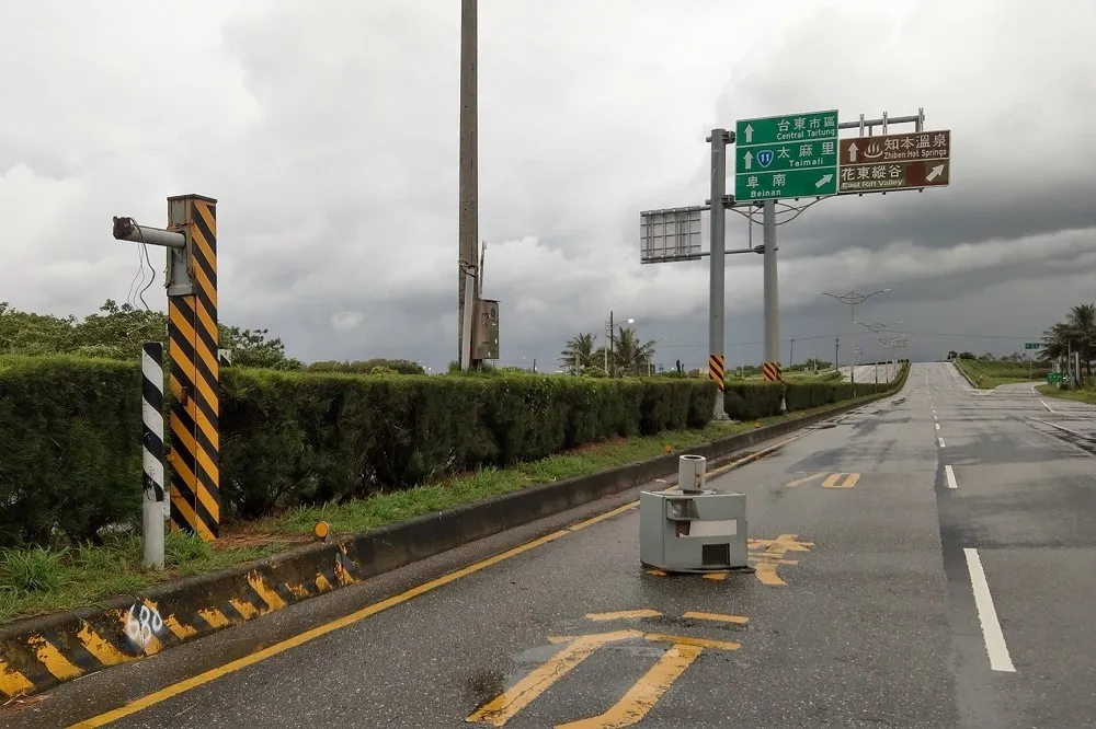 【白鹿發威】台東9級狂風斬斷測速相機　216條土石流黃色警戒