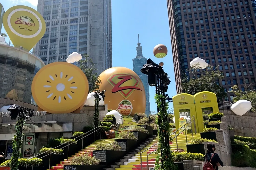 夏末超吸睛打卡點！12 米巨大 Zespri 奇異果超人空降信義區　9/15 前體驗享免費吃奇異果