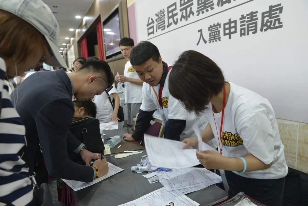 台灣民眾黨聲勢從11.9%下滑至7.4%　疑與退讚運動發酵有關