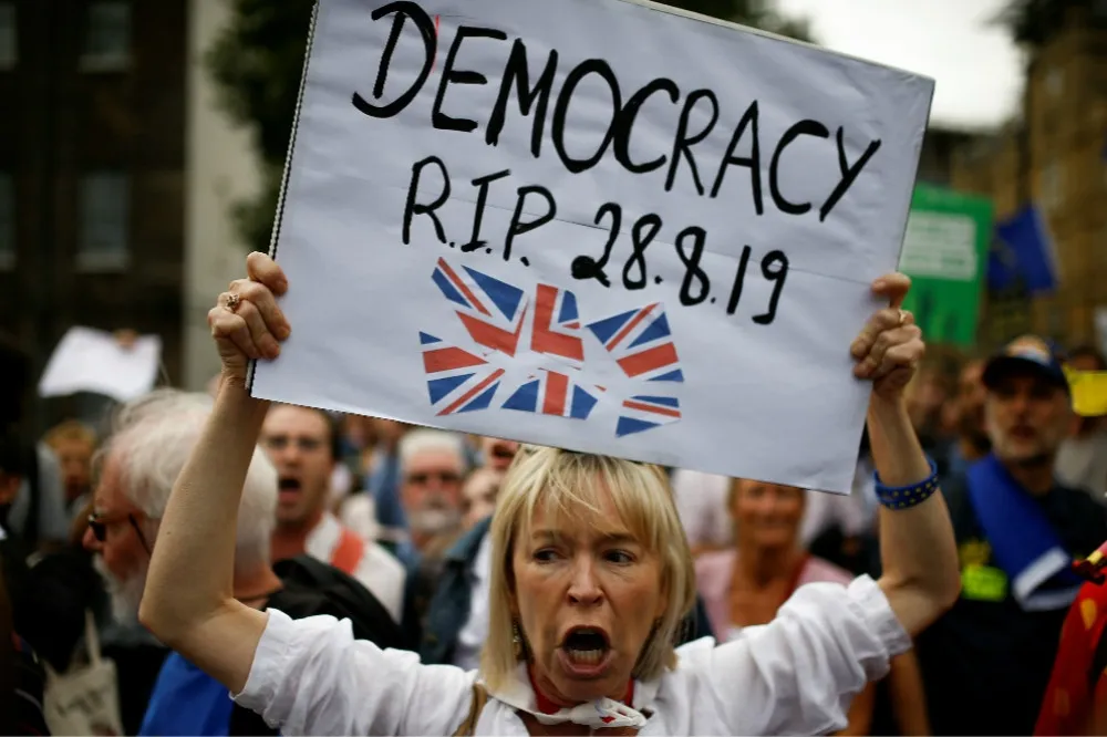 【英國脫歐】首相強制休會引爆爭議　「恢復國會運作」連署突破140萬人