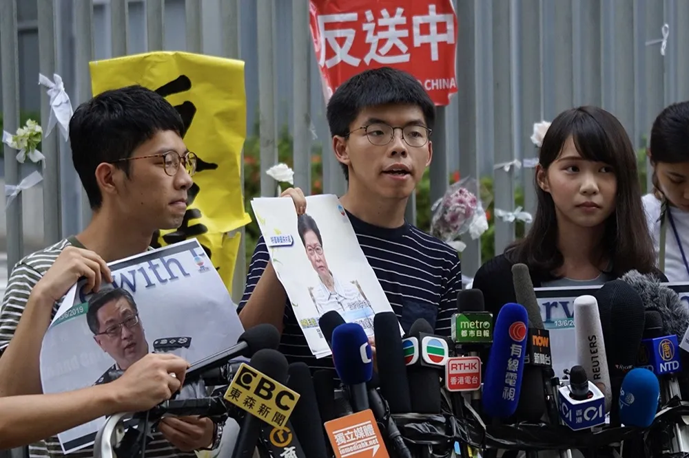 香港民運領袖黃之鋒、周庭30日早遭捕　罪名未知