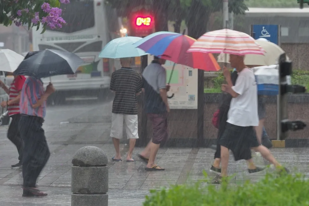 【對流旺盛】全台多縣市大雨特報　第13號颱「玲玲」最快下周生成