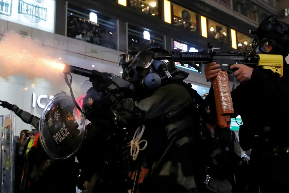 【香港反送中】831遊行催淚煙、橡膠彈齊發　警民持續在旺角等地對峙衝突