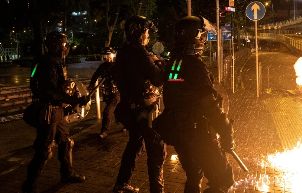【香港反送中】 港警衝車廂暴打民眾影片曝光　喬裝警被揭開2槍