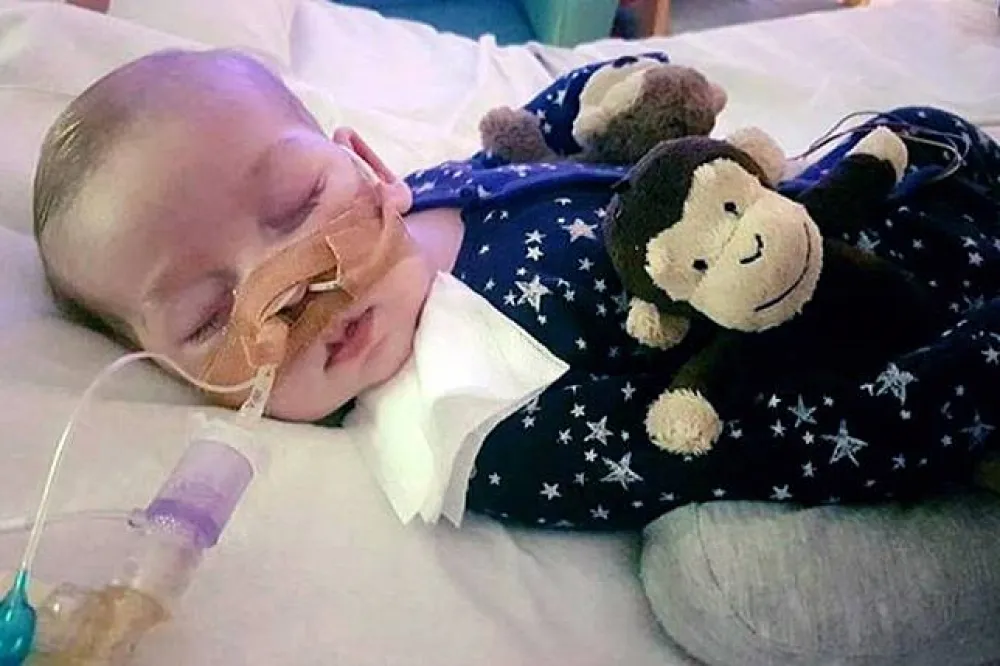 來不及慶祝1歲生日　英國罕病男嬰小查理走了