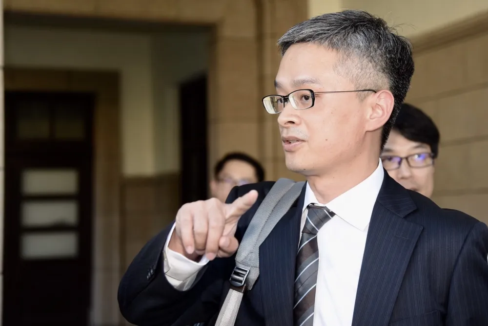 管中閔違法兼職案判申誡　律師：無法接受