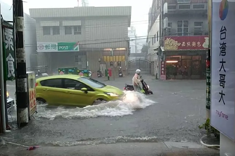 尼莎攜帶「雷雨胞」襲屏東　林邊鄉水深及腰