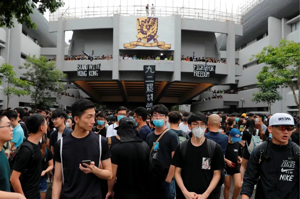 【香港反送中】92罷課集會提前在19時落幕　黑衣學生一度擠爆中大校園