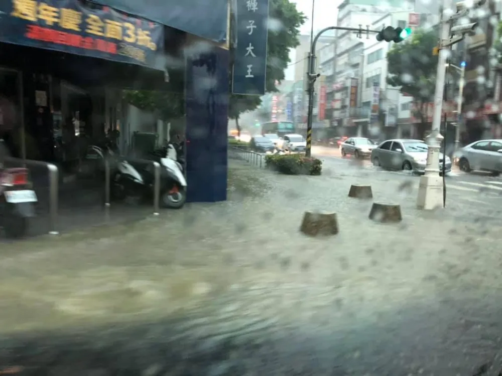 【高雄暴雨】上班族哀號「衣服全溼了」　台南同步雨也下得兇