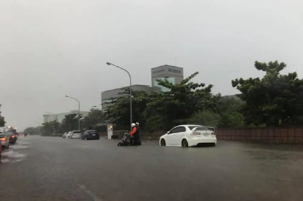 【有片】台南安南科工區變河　當地人傻眼：從沒看過這邊淹水