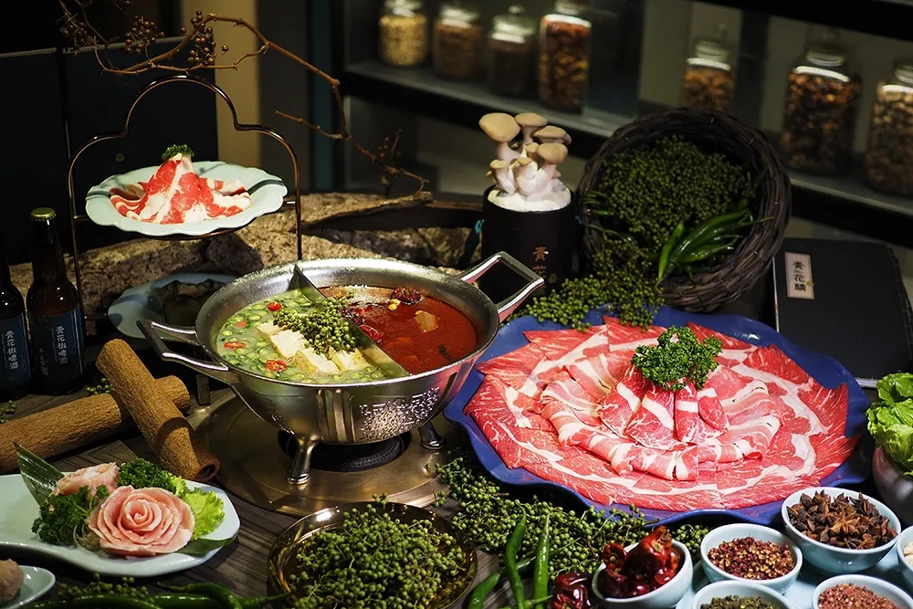 【有片】全台唯一綠色麻辣鍋！青花驕「青麻椒肥牛鍋」上市　9/7~9/8 穿綠色點鍋打卡鍋底免費吃