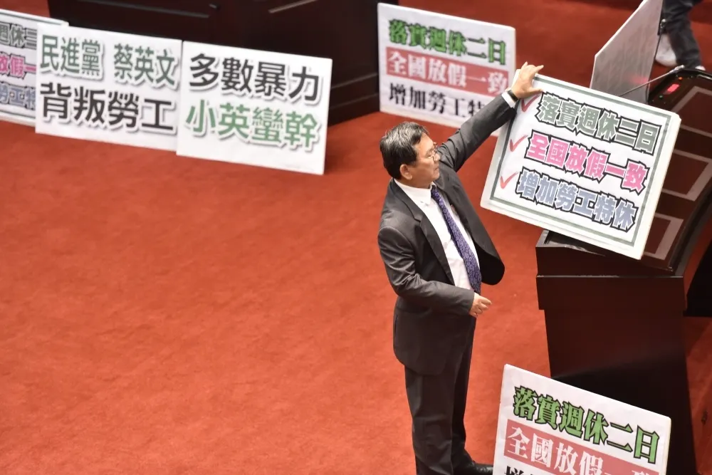 朱自清背影「明文規定版」　「他先將三百萬散放在地上，自己慢慢爬下...」　