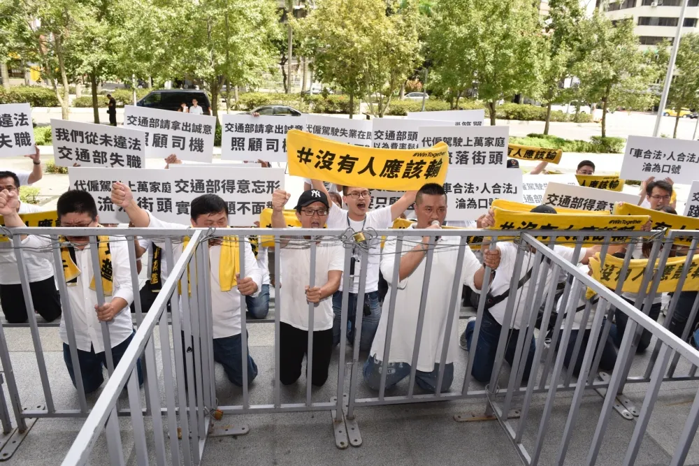 【Uber駕駛跪求】交通部擬緩衝開罰　計程車業者：再緩換我們抗議