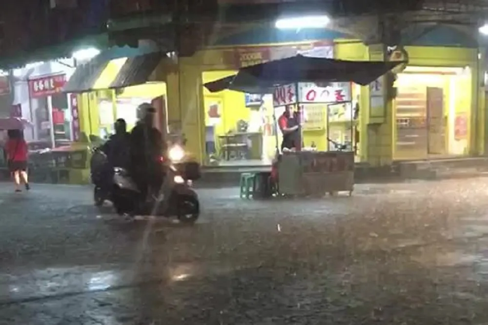 【圖多】屏東深夜豪雨狂襲民宅淹水　「雨衣完全失去作用」