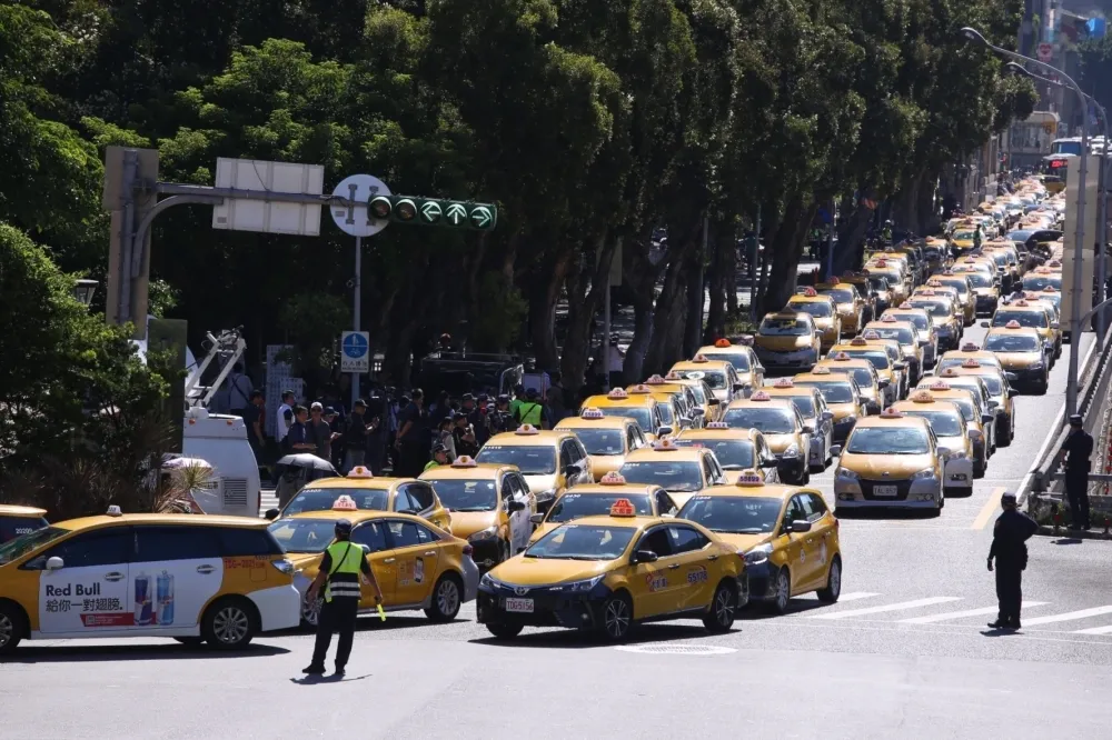 3千輛計程車包圍政院「緩速繞行」　怒斥交部帶頭放水Uber