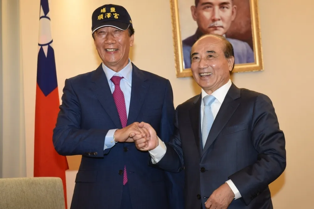 【郭王尬聊國政】避談中秋起義　王金平贈順澤宮潮帽給郭台銘