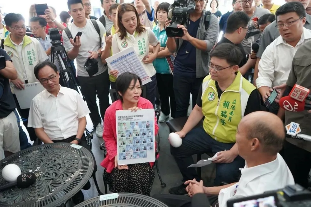 民進黨民代登門抗議　韓國瑜突現身邀「喝咖啡」