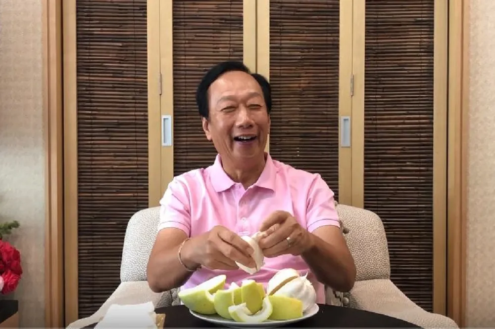 【無黨一身輕】連假不會登記參選！　郭台銘爽剝文旦賀中秋
