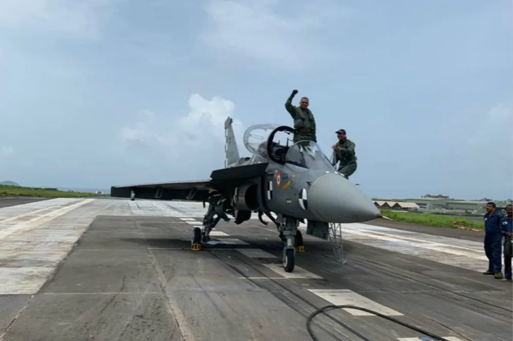 【國防自主】一度遭印度海軍嫌棄　艦載版光輝戰機完成航母「攔截降落」測試