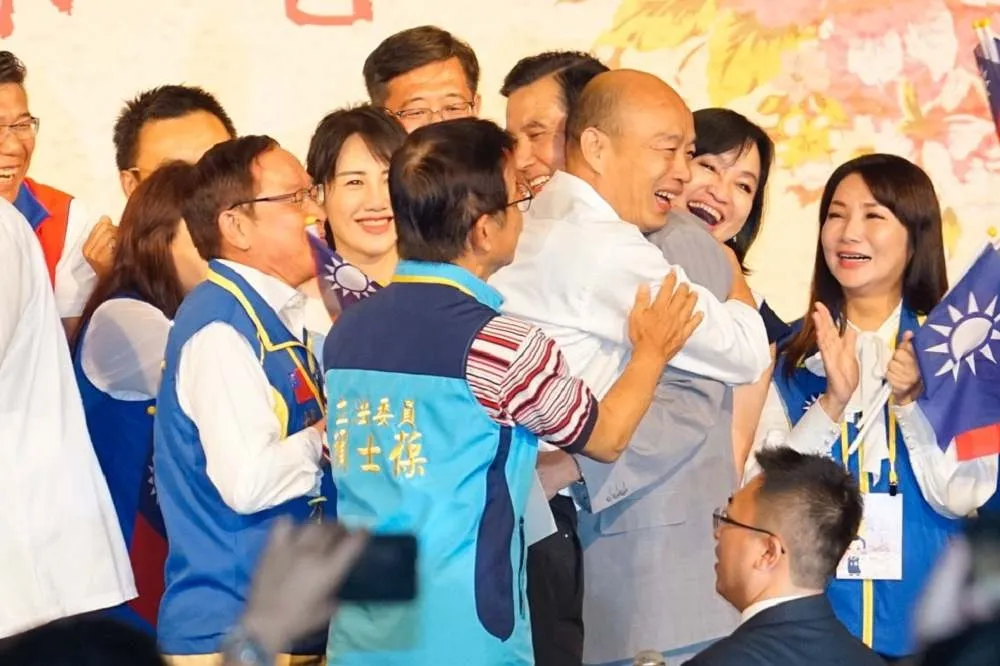 「噓下台」事件後首同台　韓國瑜主動擁抱馬英九盼破除心結