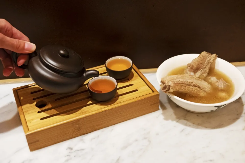 【影片】新加坡米其林必比登推介！松發肉骨茶台灣首店 9/16 正式開幕