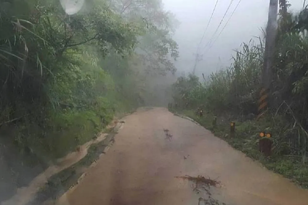 豪雨猛執意登山　登山隊受困大霸尖山