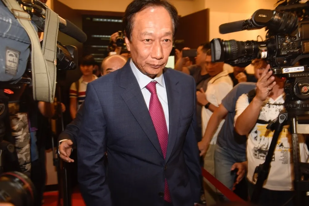 郭台銘深夜宣布不選總統　郭粉怨：含淚投蔡「不能便宜了那條貪心魚」