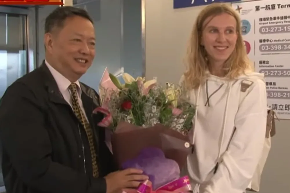 俄國石虎彩繪設計師抵台　參加集集列車啟用典禮