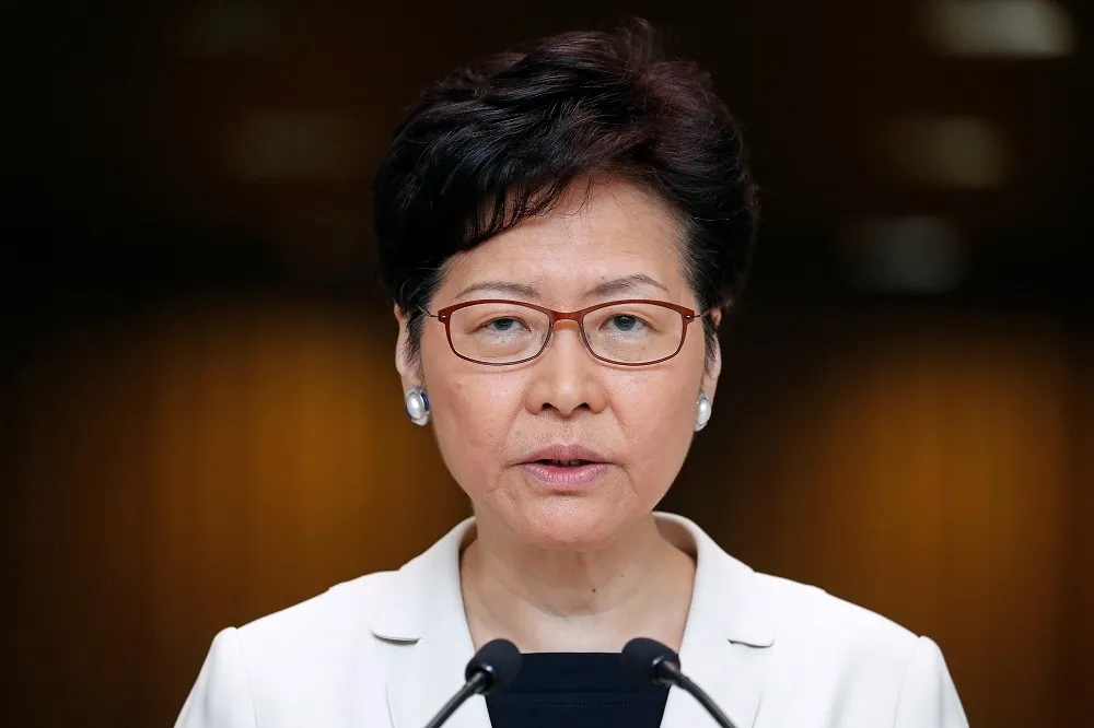 邀公關公司改造香港形象遭拒　林鄭自稱夾在「兩位主子」間進退不得