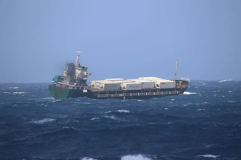 【海難緊急救援】外國貨輪於富貴角西北海面傾斜下沉　船員13人平安獲救