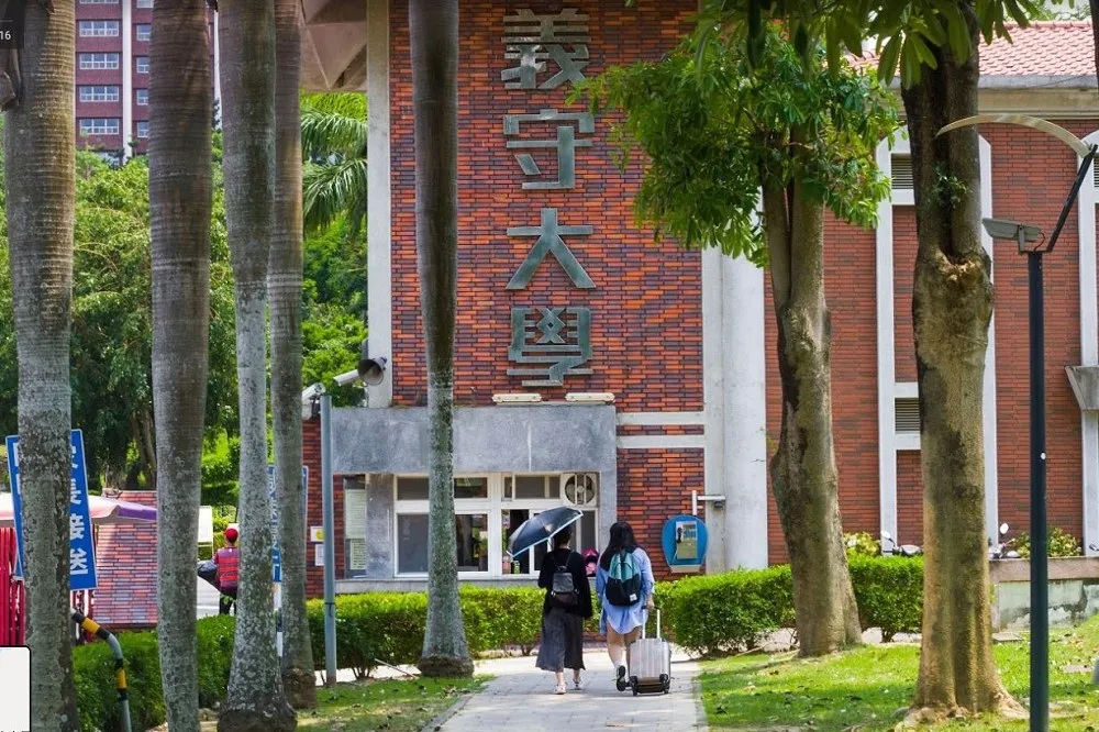 義守大學中生圍毆反送中港生　怒撕連儂牆再狠嗆「港獨蟑螂」
